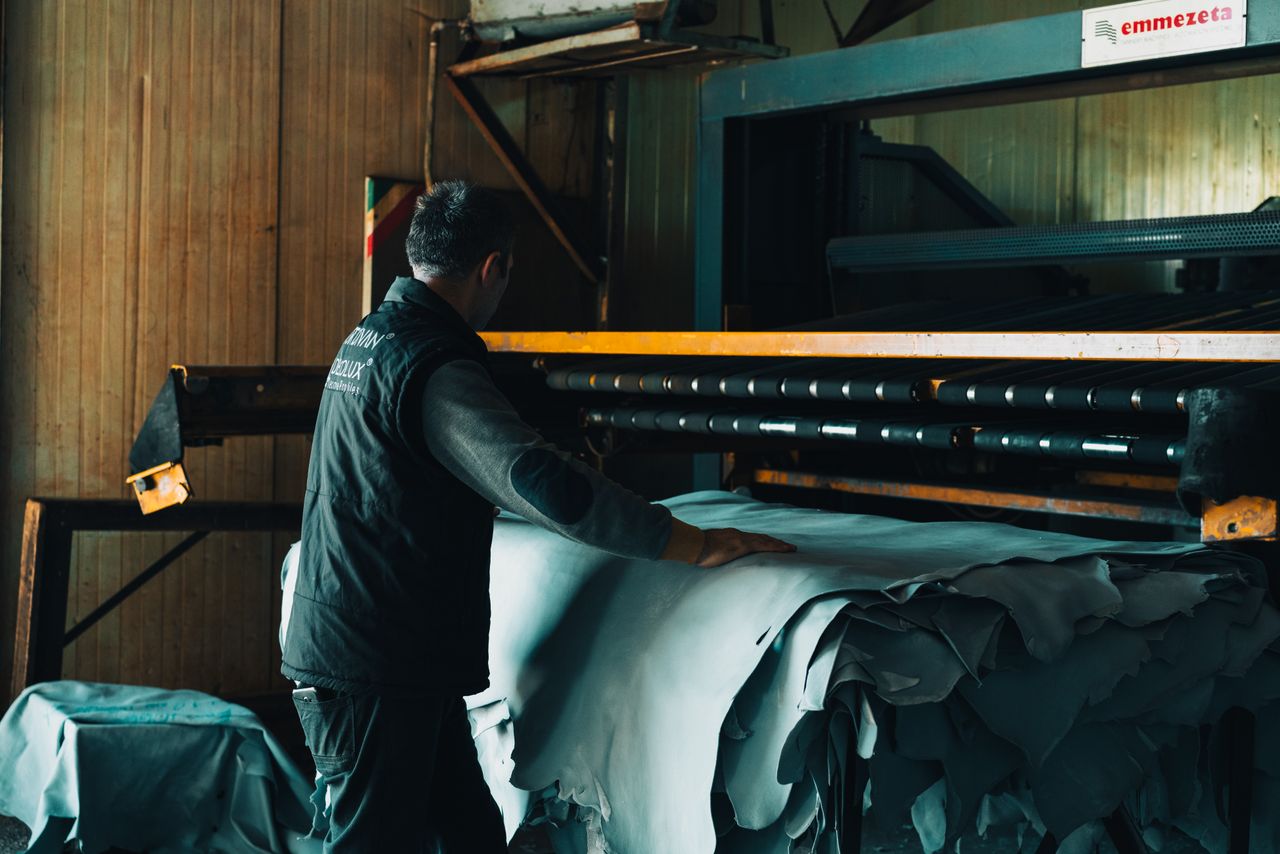 about-02 Leathercraft worker processing hides in Gerede tannery, Türkiye.